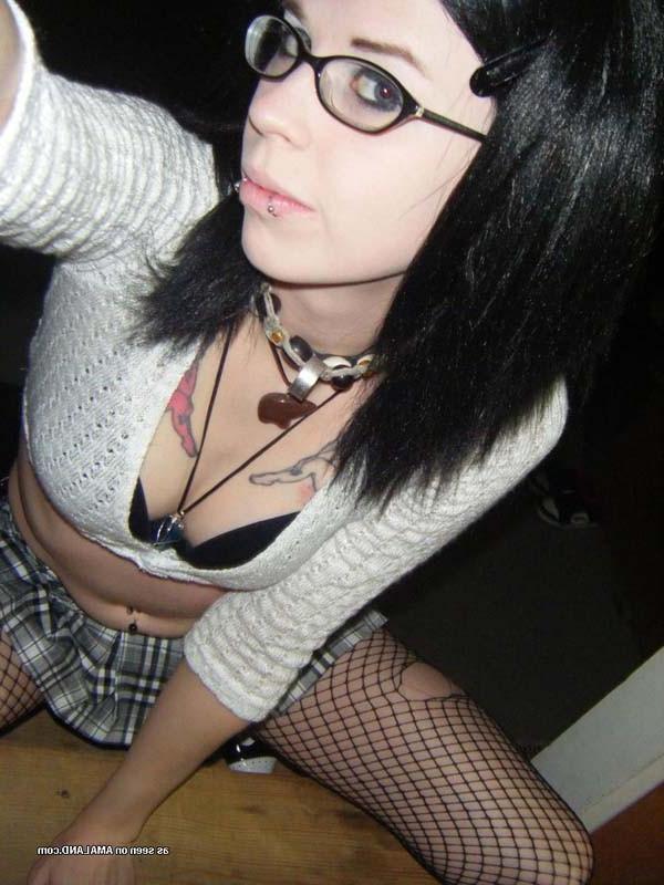 15P Cute amateur emo girlfriends showing off