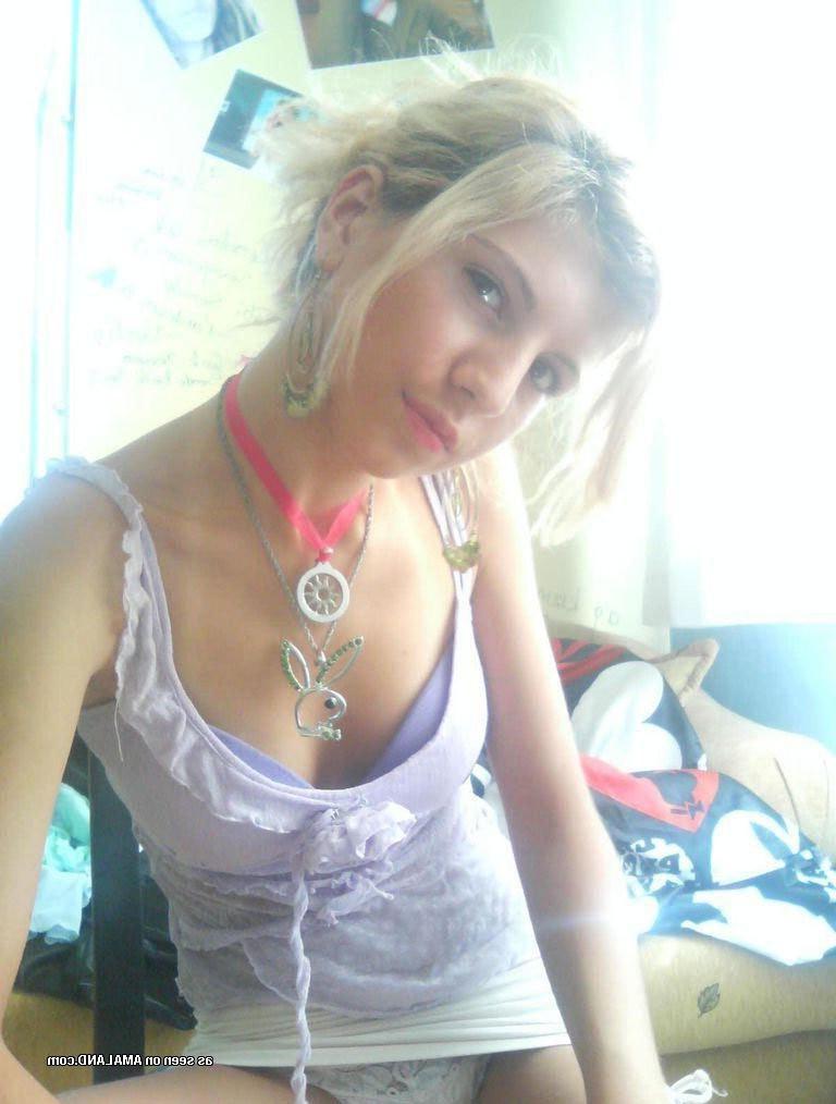 15P Horny amateur teens posing in selfpics