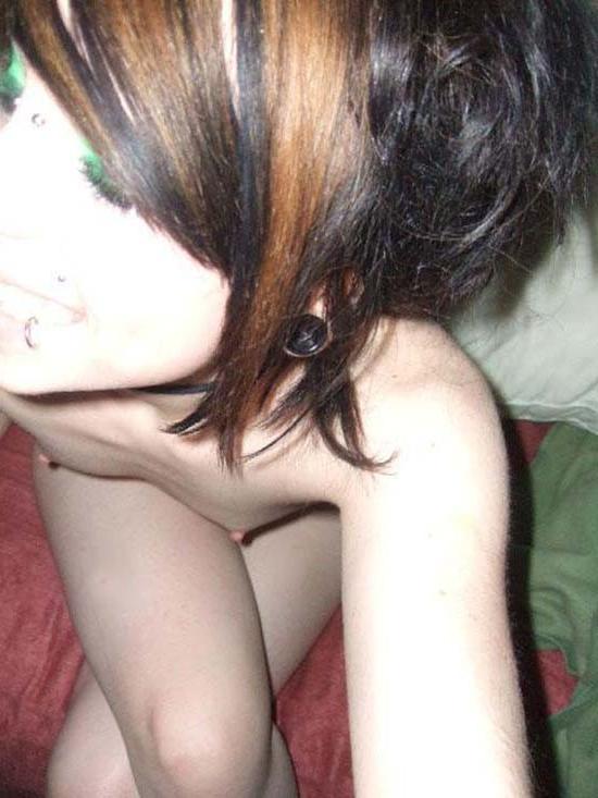 15P Real amateur emo girlfriends showing off