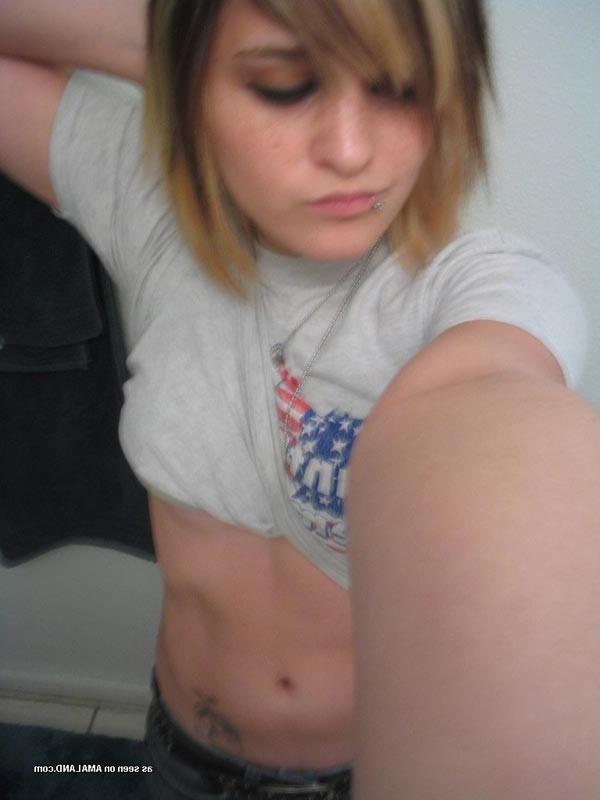 15P Cute emo girlfriend naked in the bathtub