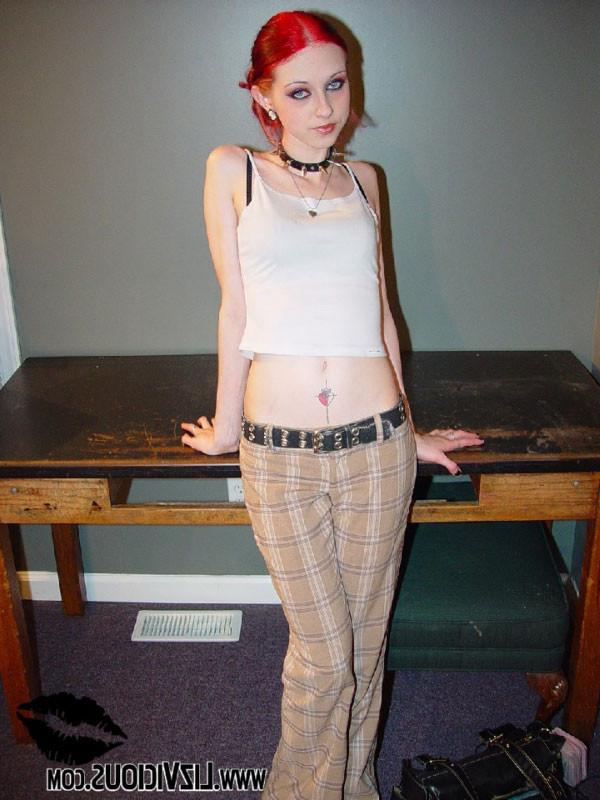 15P Redhead Liz Vicious flashing her tits