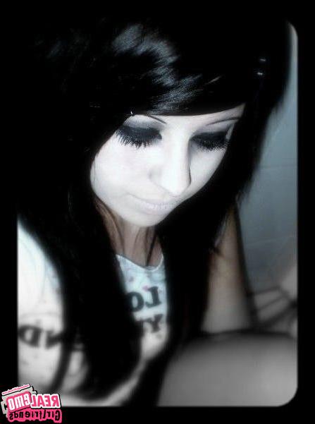 15P Cute emo girlfriends posing for cell phone pics