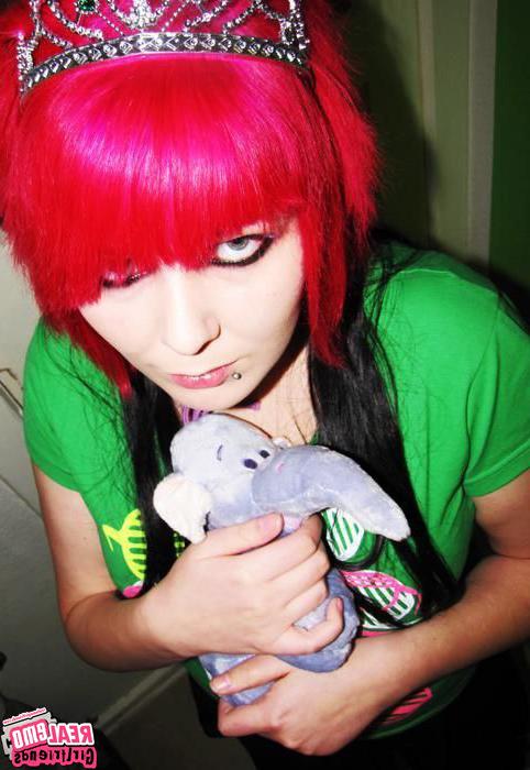 15P Cute emo girlfriends posing for cell phone pics