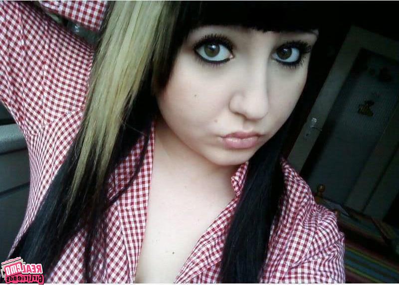 15P Cute emo girlfriends posing for cell phone pics