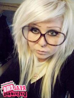 15P Cute emo girlfriends posing for cell phone pics