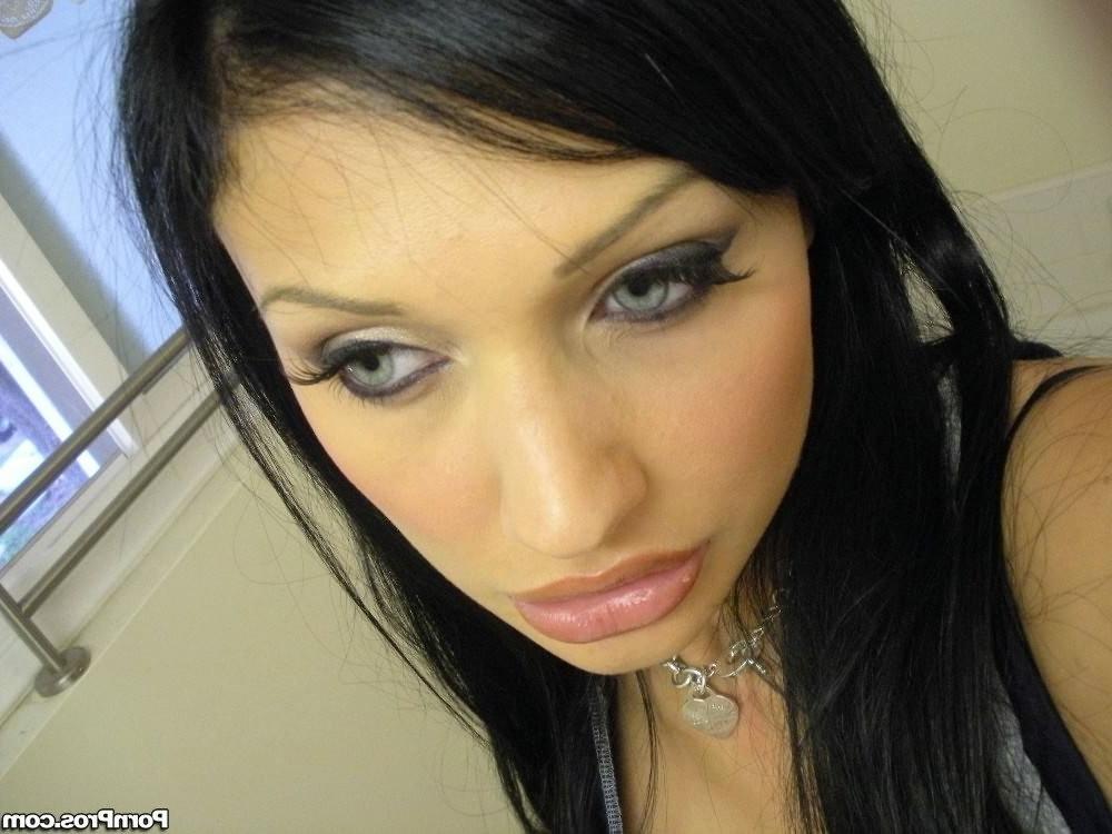 18P Beautiful brunette girlfriend takes pics in her mirror