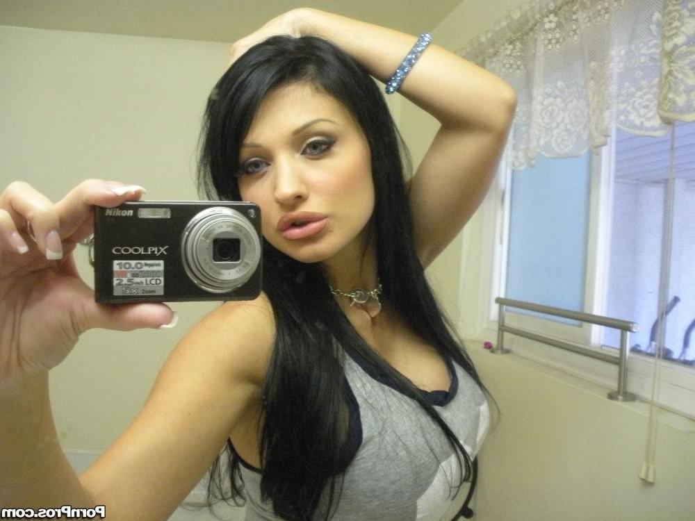 18P Beautiful brunette girlfriend takes pics in her mirror