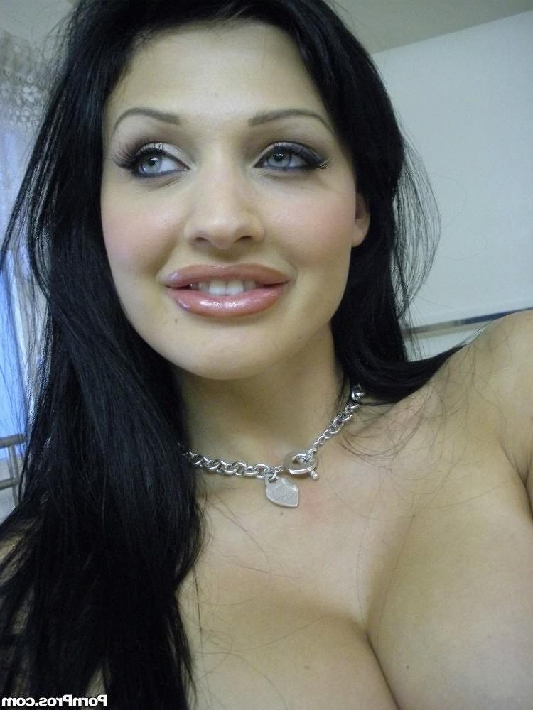 18P Beautiful brunette girlfriend takes pics in her mirror