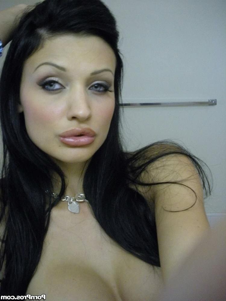 18P Beautiful brunette girlfriend takes pics in her mirror
