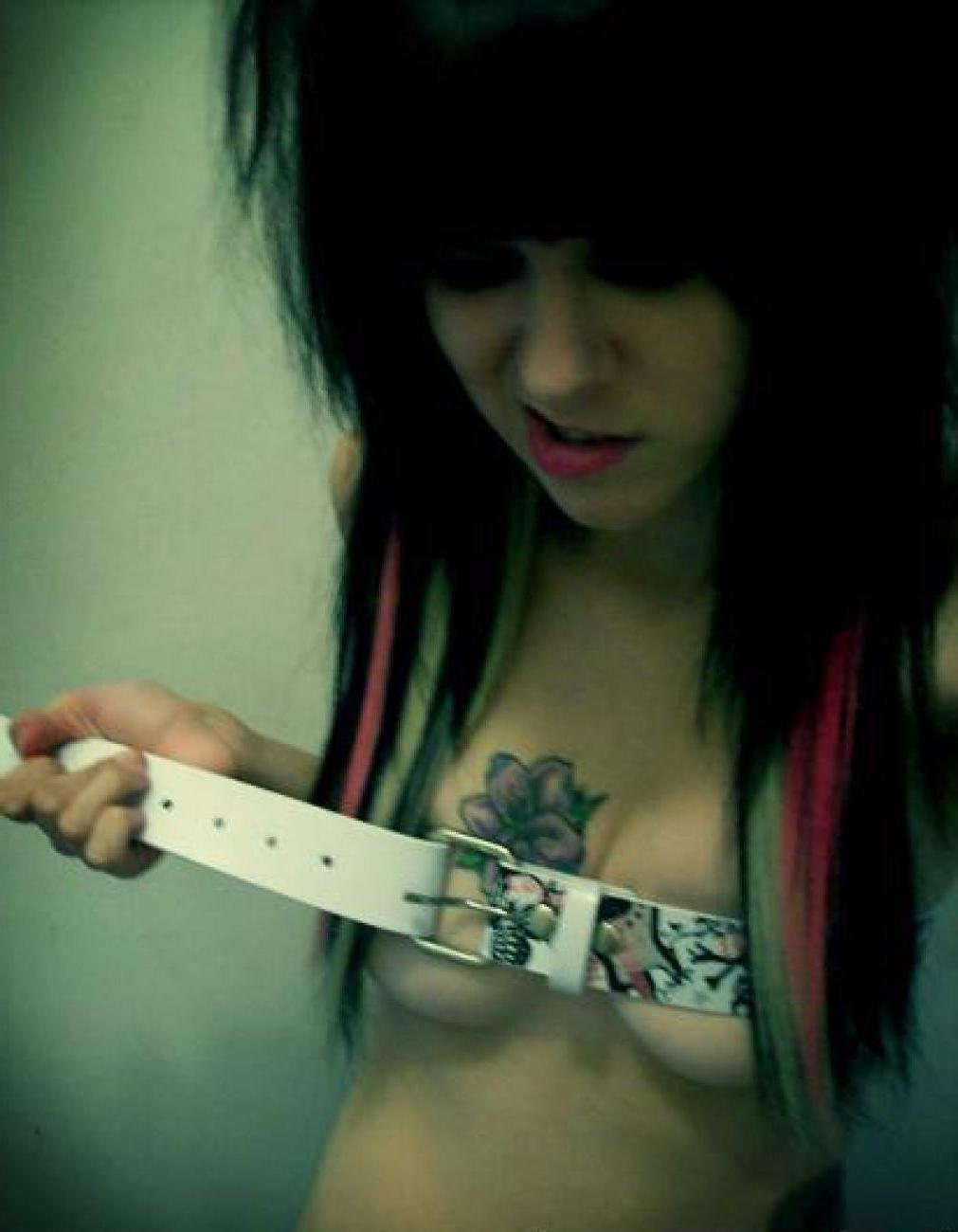 16P Hot naked babes making good use of their camera phones