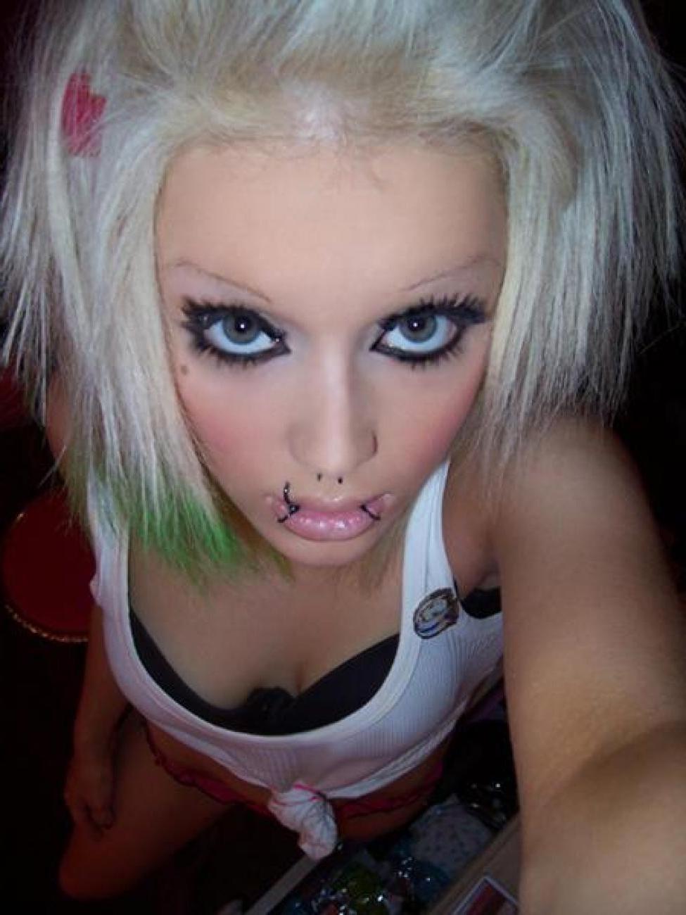 16P Hot naked babes making good use of their camera phones