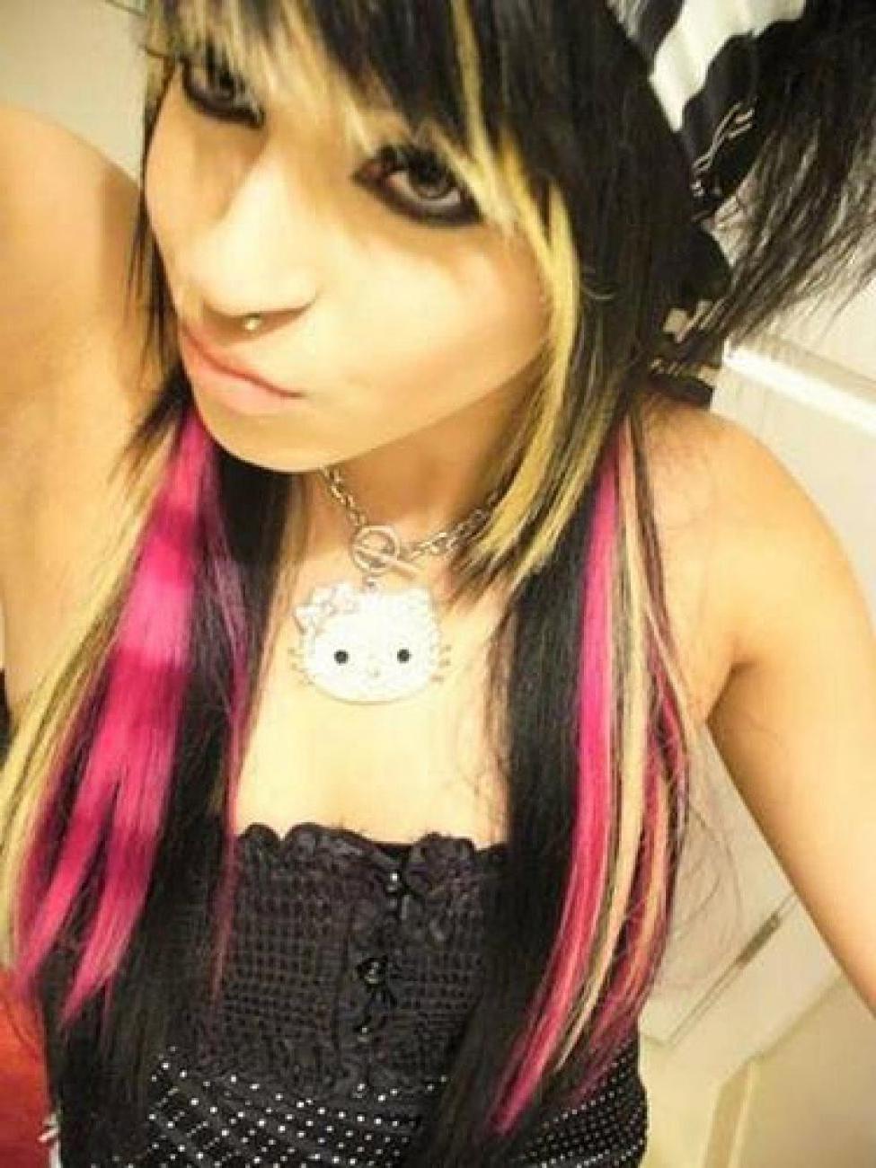 16P Hot naked babes making good use of their camera phones