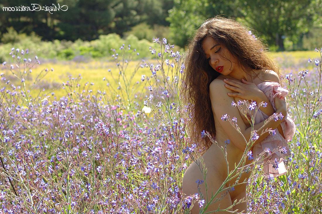 14P Nude Teen Babe Pissing Outdoor
