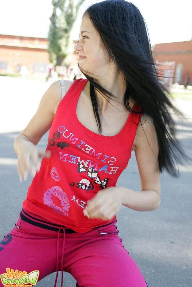 15P Naughty Danni shamelessly flashing on the street