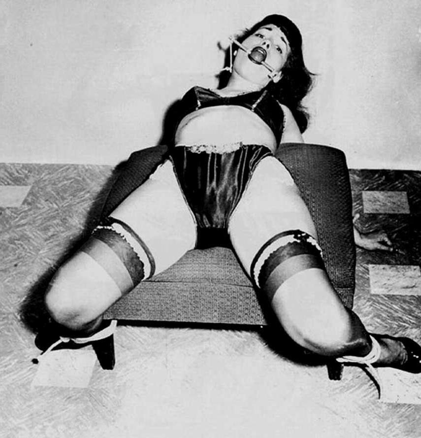 16P Color porn photos with nude pinup queen Bettie Page