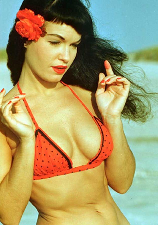 16P Color porn photos with nude pinup queen Bettie Page