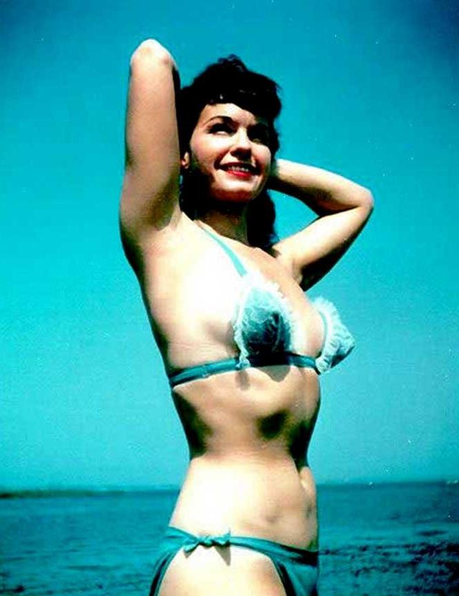 16P Color porn photos with nude pinup queen Bettie Page