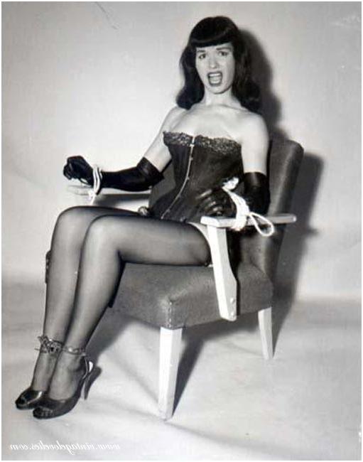 16P Pin-up star Bettie Page showing her sexy vintage stockings