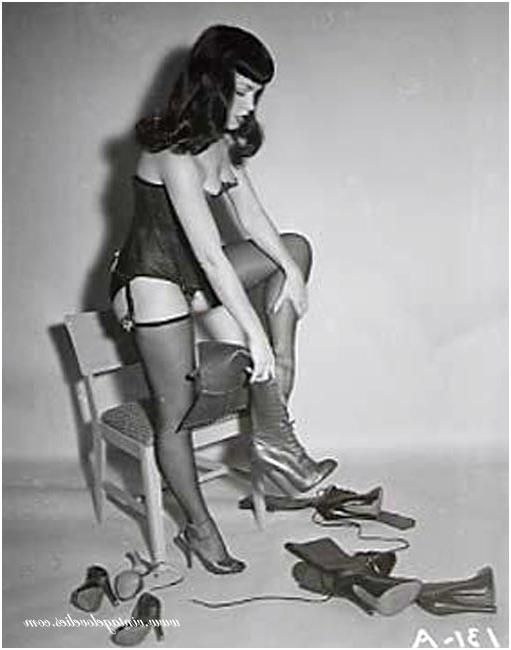 16P Pin-up star Bettie Page showing her sexy vintage stockings