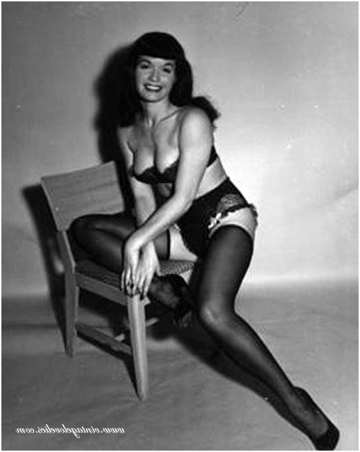 16P Pin-up star Bettie Page showing her sexy vintage stockings