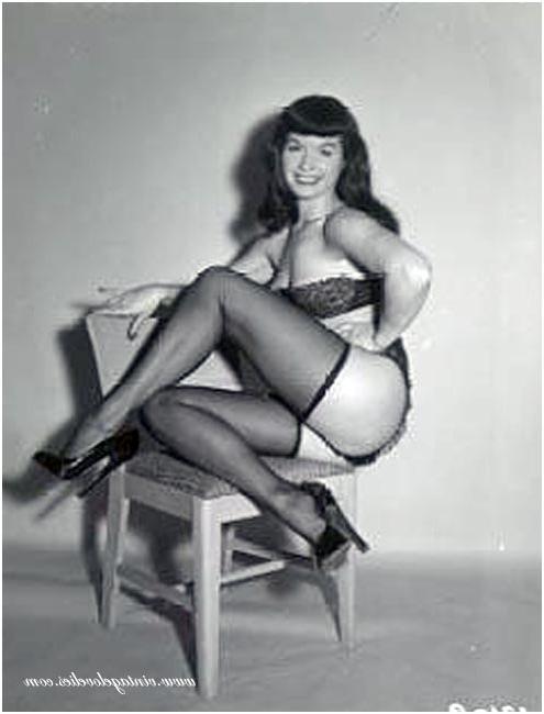 16P Pin-up star Bettie Page showing her sexy vintage stockings