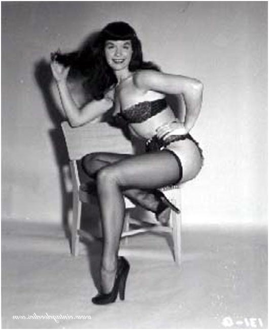 16P Pin-up star Bettie Page showing her sexy vintage stockings