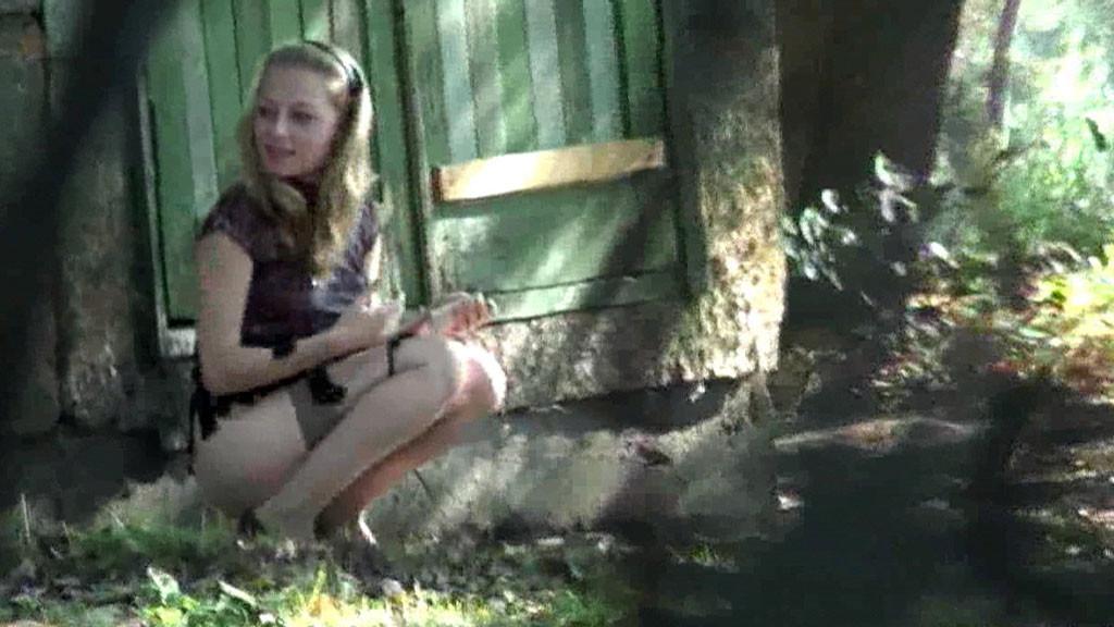 15P Unique hidden camera pics of a chickie doing a piss