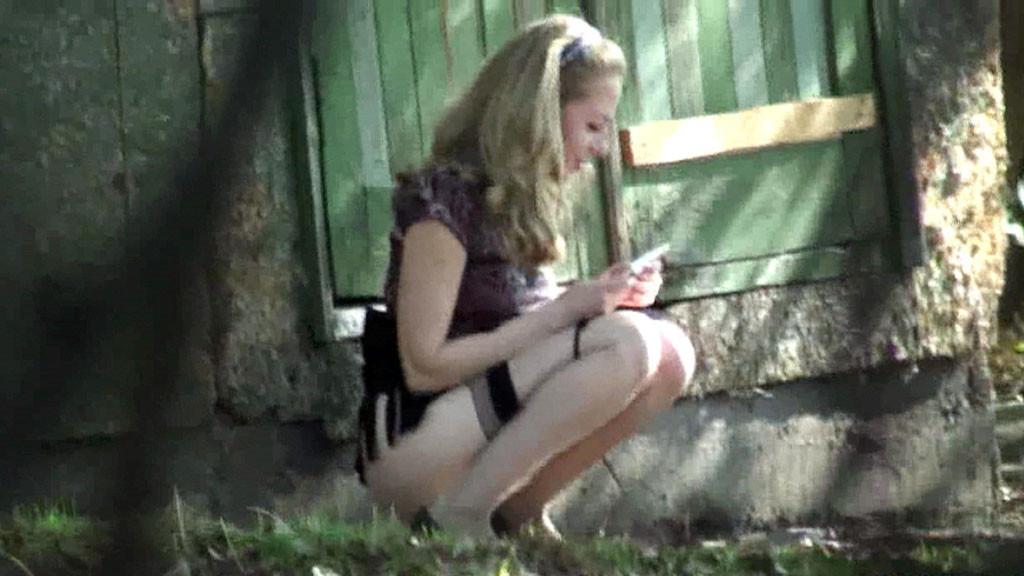 15P Unique hidden camera pics of a chickie doing a piss