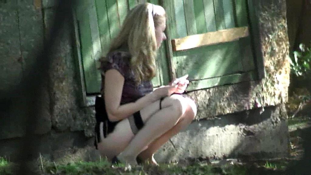 15P Unique hidden camera pics of a chickie doing a piss