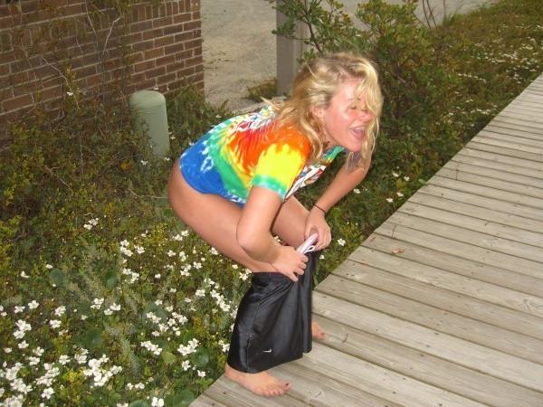 15P Amateur babe pissing
