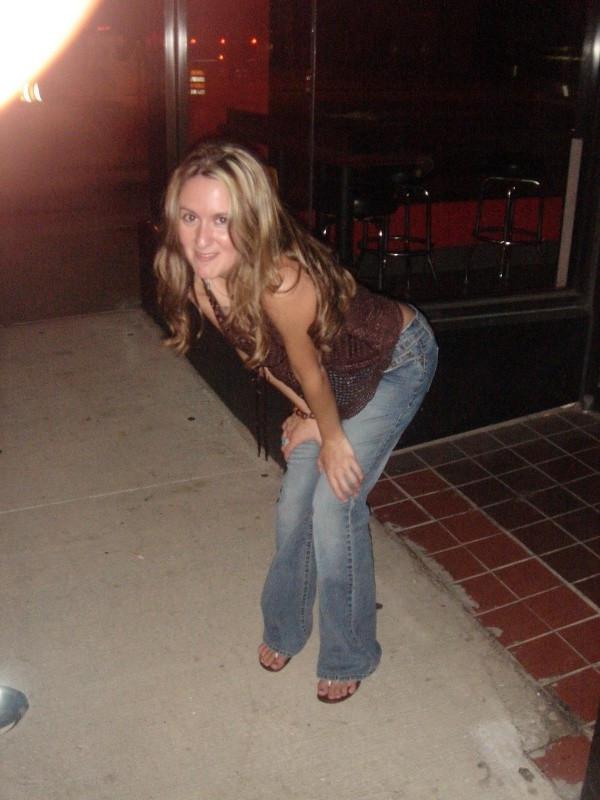 15P Amateur babe pissing