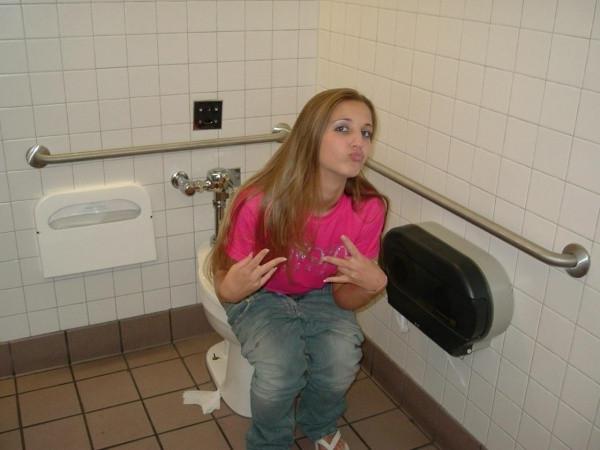 15P Amateur babe pissing