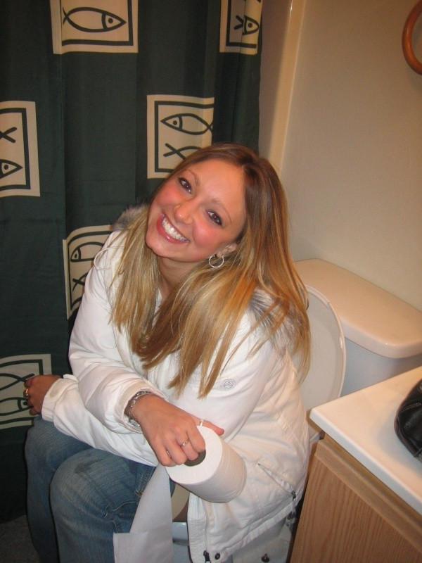 15P Amateur babe pissing