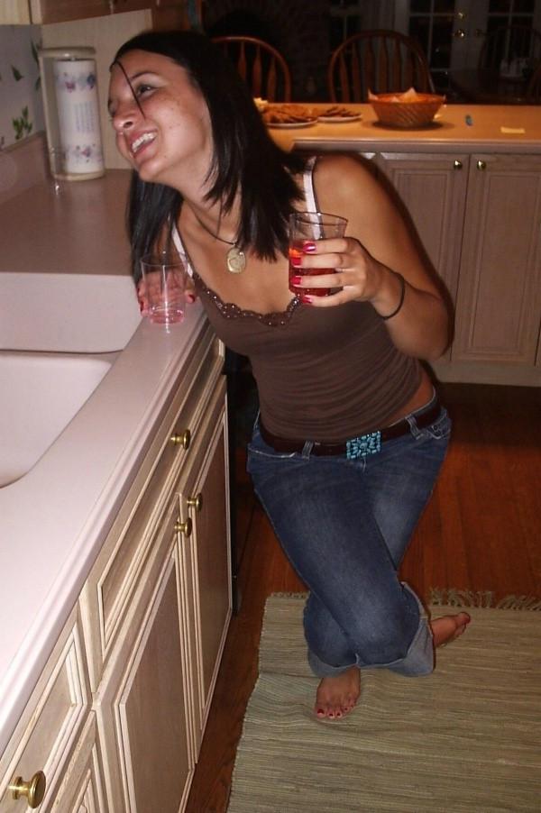 15P Amateur babe pissing