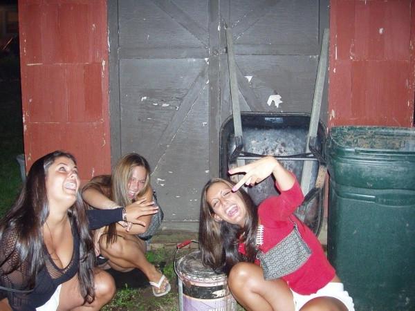 15P Amateur babe pissing outdoors