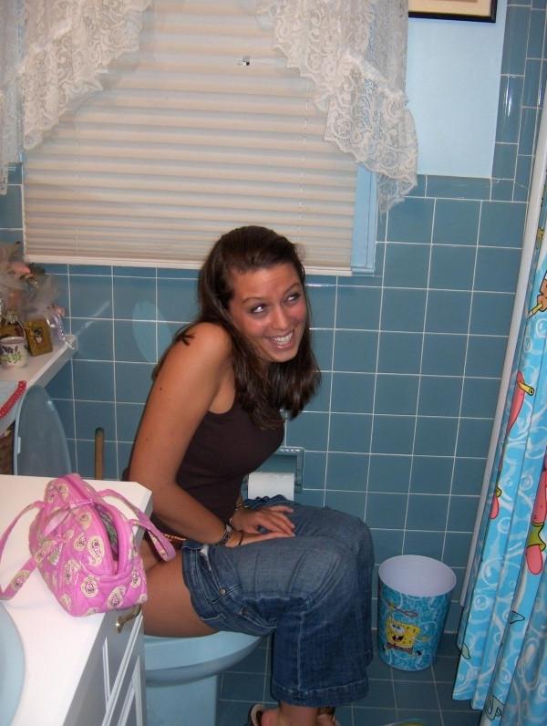 15P Amateur babe pissing outdoors