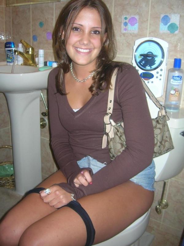 15P Hot amateur babes pissing
