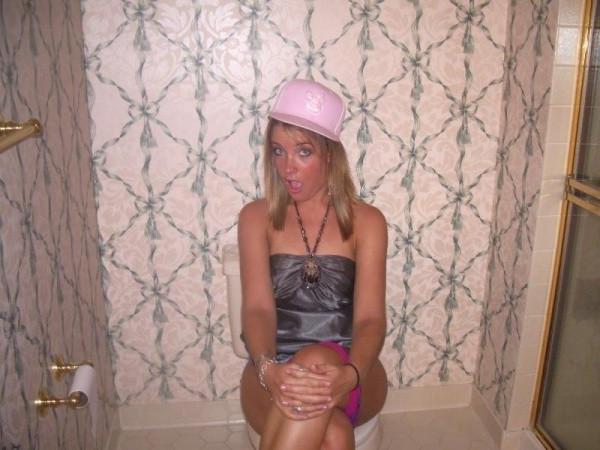 15P Amateur babes enjoy pissing