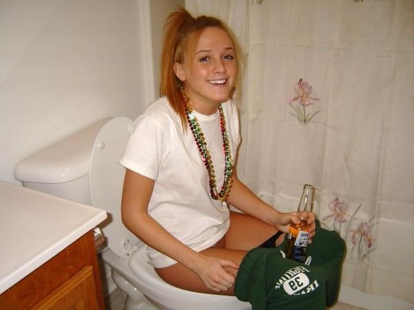 15P Amateur babes enjoy pissing