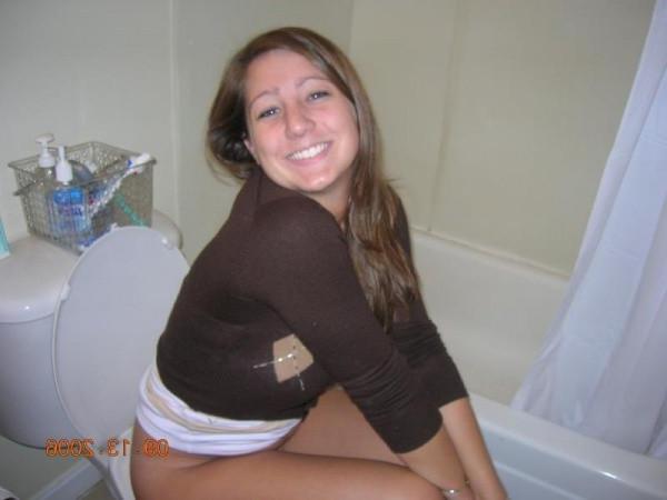 15P Hot amateur babe pissing