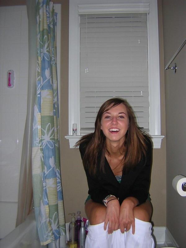 15P Hot amateur babe pissing