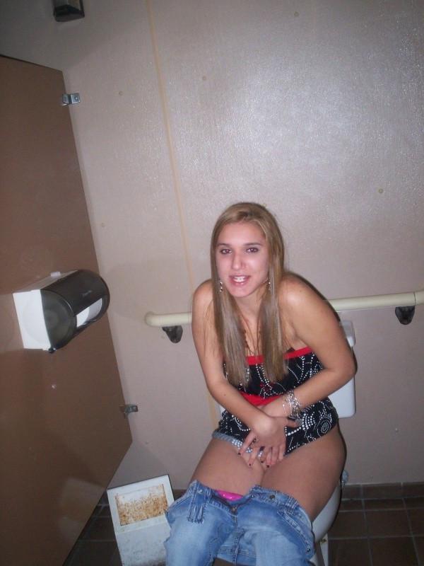 15P My girlfriend pissing