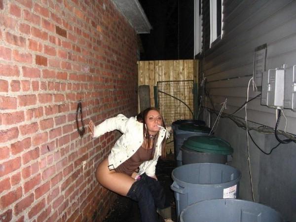 15P Sexy babe pissing