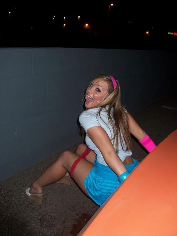 15P Sexy babe pissing