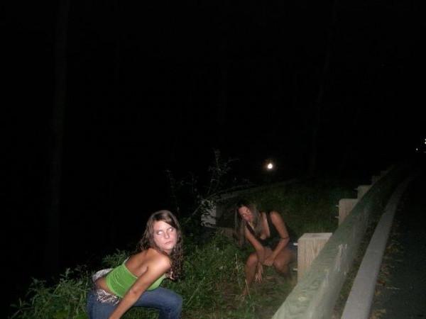 15P Sexy babe pissing