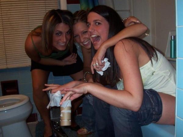 15P Sexy babe pissing
