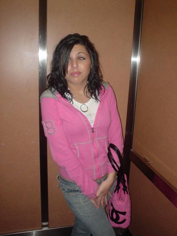 15P Sexy babe pissing
