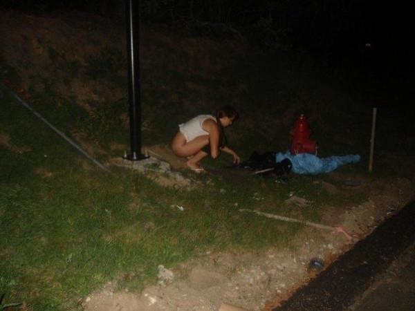 15P Sexy babe pissing