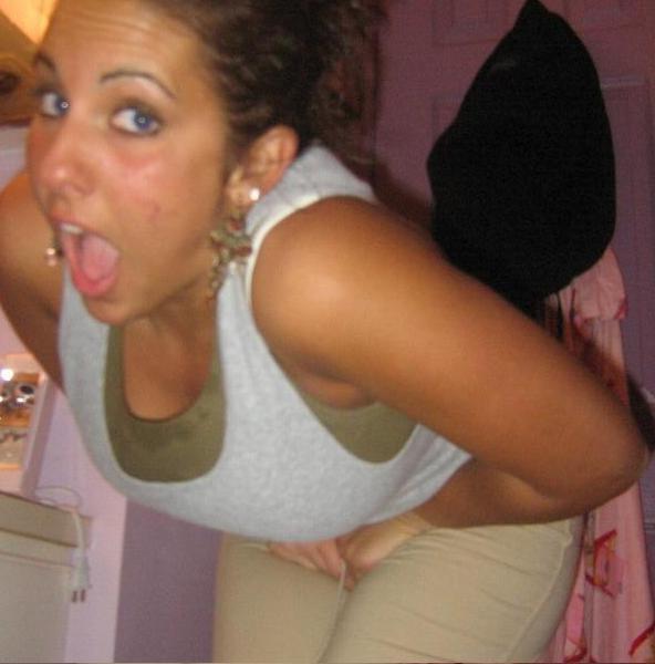 15P Sexy babe pissing