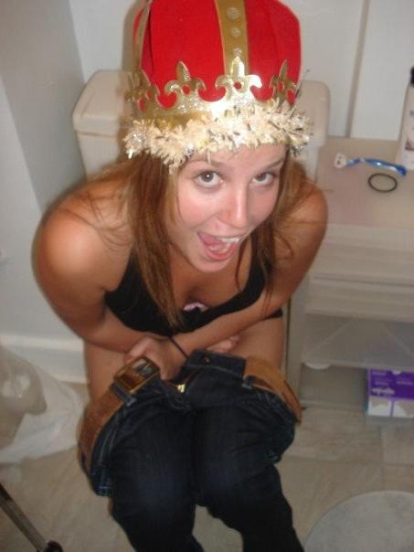 15P Hot amateur babe pissing